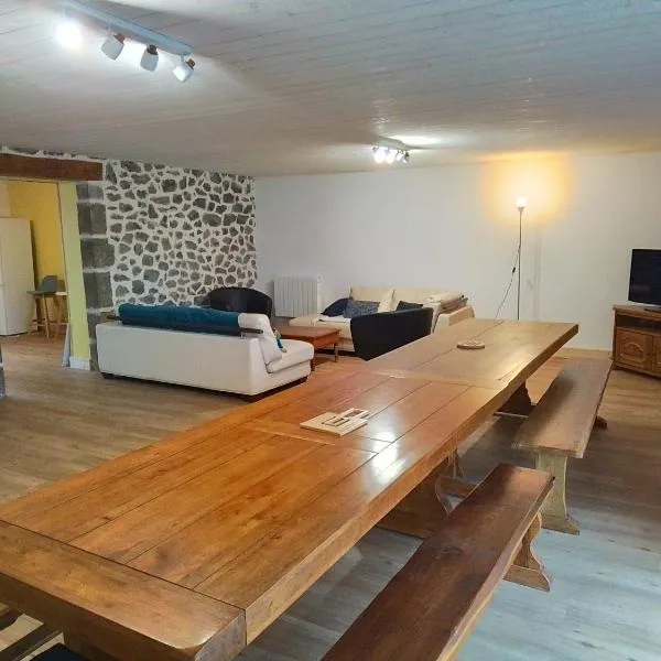 Grande maison 7 chambres, hotel v destinaci Cheylade
