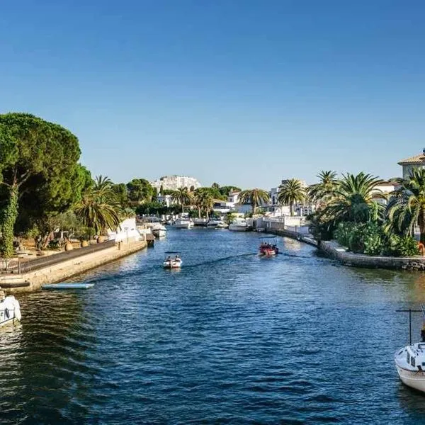 Jouvacations Villa Noguera, hotel v destinaci Empuriabrava