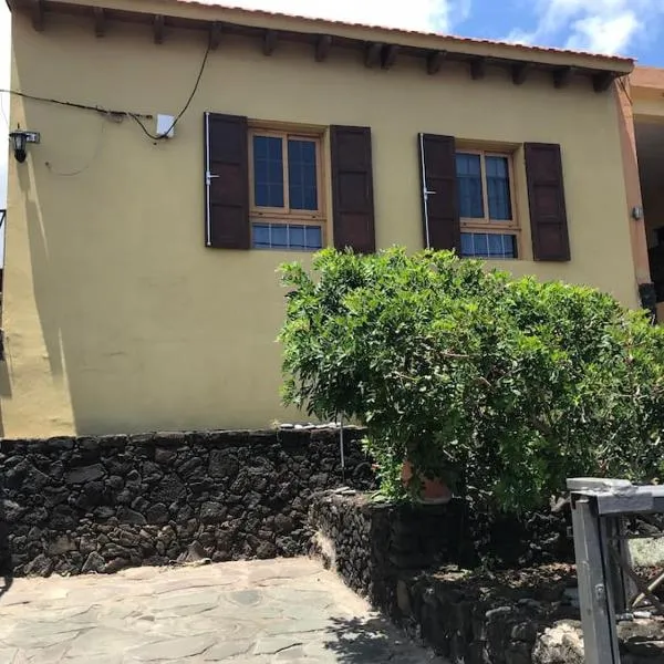 Una casa con vistas, hotel en La Caleta
