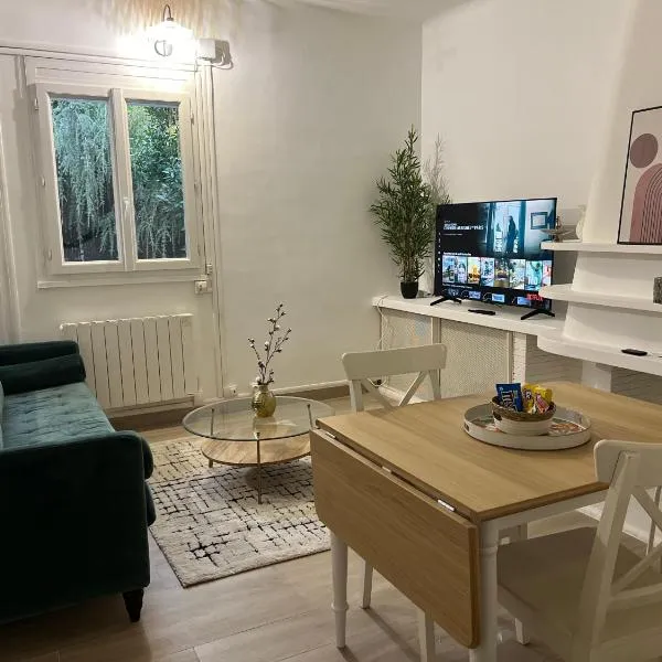 Charmant Cocon en duplex avec jardin, hotel v destinaci Noisy-le-Sec