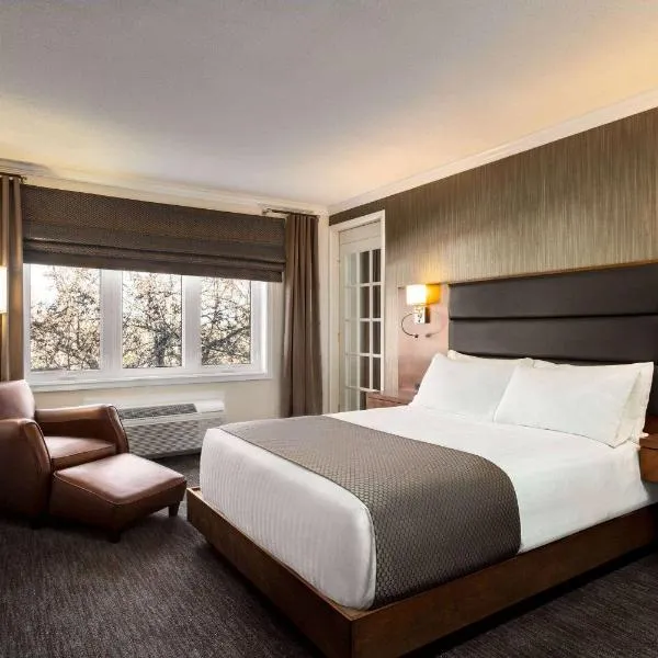 Atlantic Host Hotel, Trademark Collection by Wyndham, hotel din Bathurst