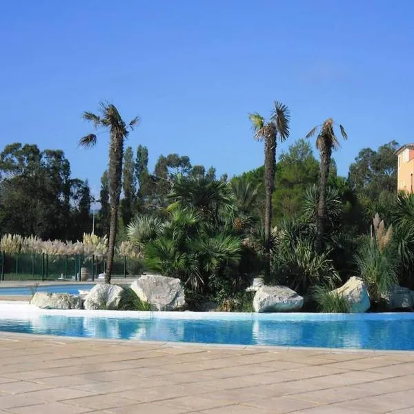 GASDON - Golfe de St-Tropez - Gassin - Studio cabine dans résidence avec piscine bord de mer, hotel in Gassin