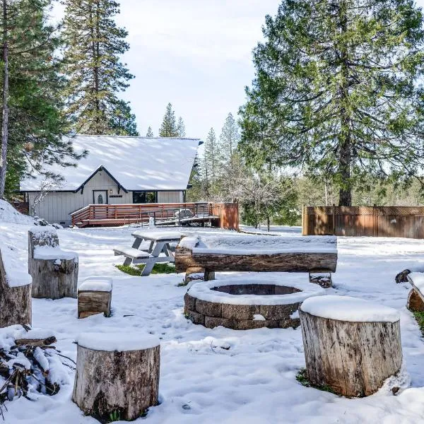 Secluded Cabin Near Calaveras Big Trees State Park, hotel en Murphys