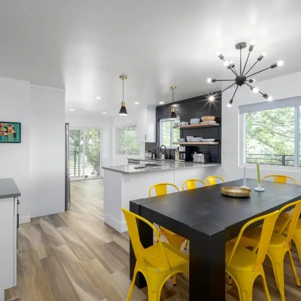 Renovated 3BD 2BA Escape w Hot Tub and City Views, Hotel in Salt Lake City