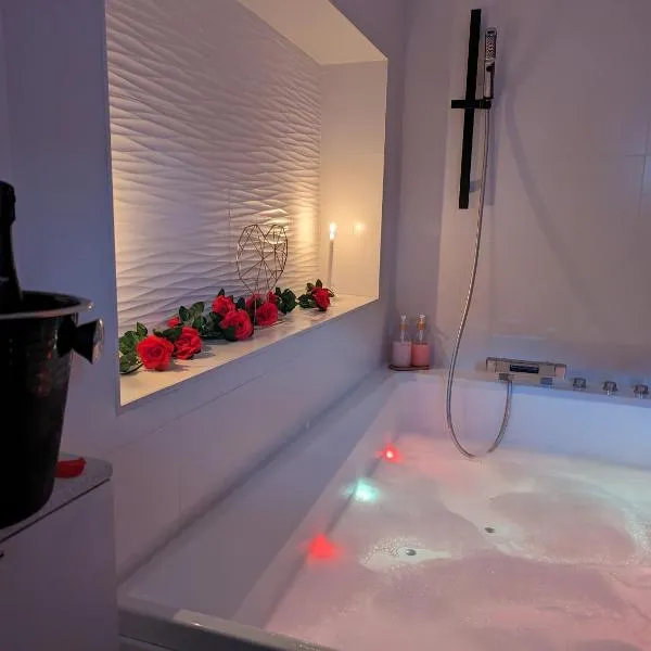 Splendide Suite LOVE ROOM avec JACUZZI PRIVATIF, hotel en Villeneuve-de-la-Raho