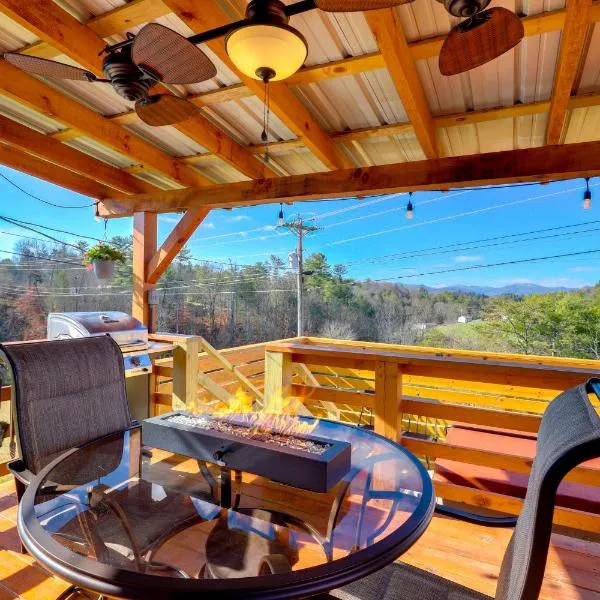 Studio with Loft, Hot Tub and Views in Marshall!, hotel v destinaci Marshall