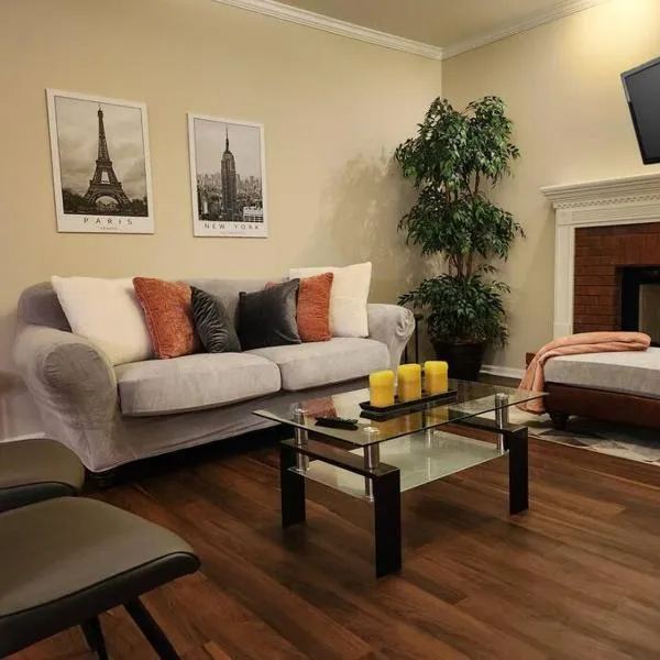 2,298Sqft-King Bed-BBQ-Gbps-W/D, hotel in Snellville