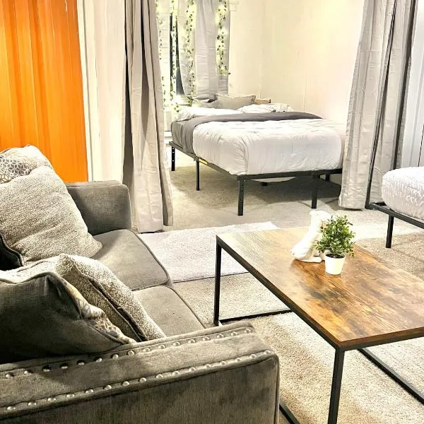 Two Bedroom Villa Studio with fireplace & Living room, hotel v destinaci Detroit