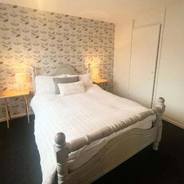 Spacious 2 double bed city home, hotell i Much Birch