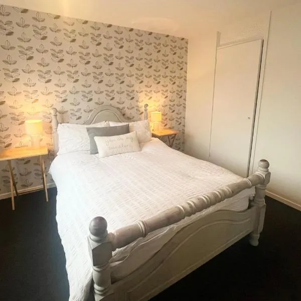 Spacious 2 double bed city home, hotel di Much Birch