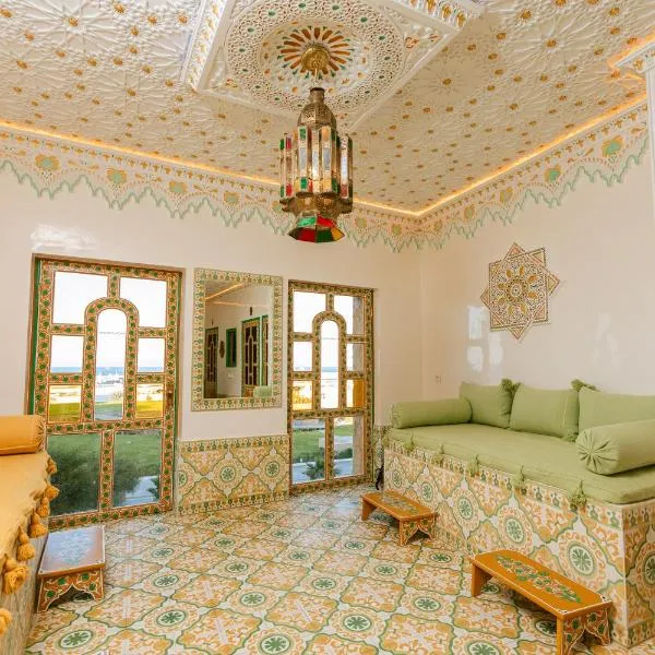 Colorful traditional Riad w/views of Spain, hotel v destinaci Tanger