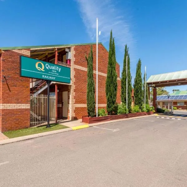 Quality Inn Railway Motel、カルグーリーのホテル