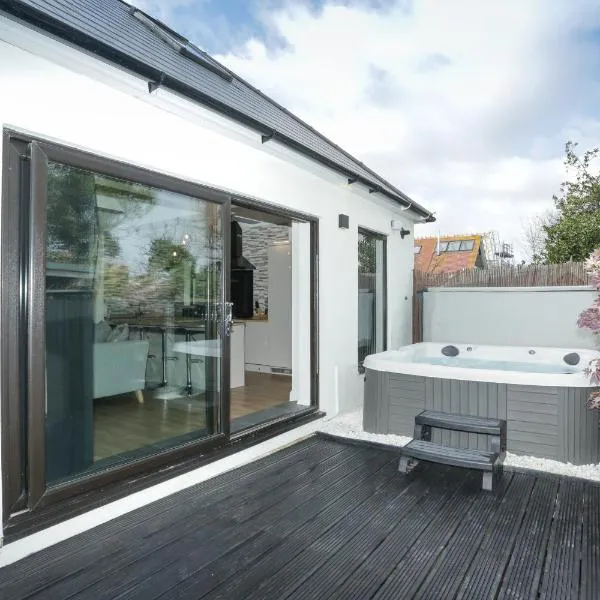 The Broadway Beach House with Hot tub, khách sạn ở Kent