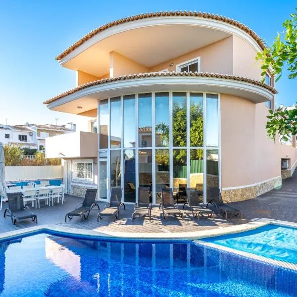 Full private villa - 300sqm Hammam Jacuzzi Heated Pool Billiard BBQ - Ideal & quiet location, хотел в Албуфейра