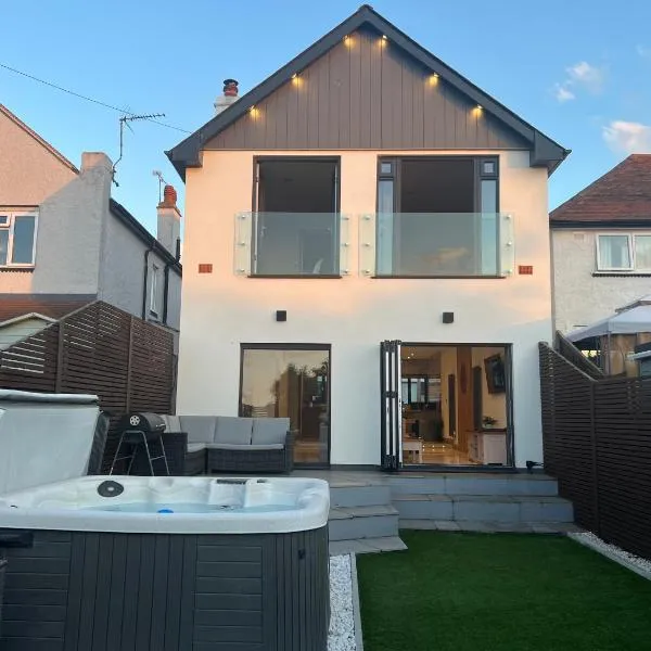 Broadway Beach Home with Hot tub, hotel a Herne Bay