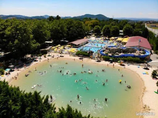 Mobilhome 6 personnes camping 4*, hotel v destinaci Châteauneuf-de-Galaure