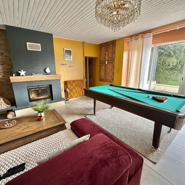 Grande Maison familiale bien équipée avec Billard, hotel v destinaci Chaunay