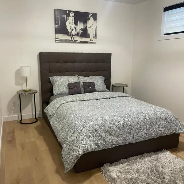 Stylish 2 Bedroom suite in SW Edmonton close to Windermere and Edmonton International Airport, Hotel in Devon