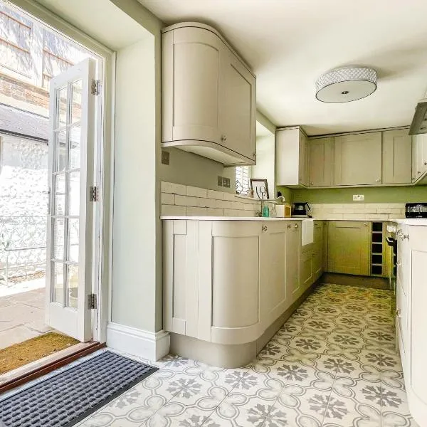 Beautiful 2 Bedroom Cottage with Private Courtyard in Arundel Centre, hotel v destinaci Arundel