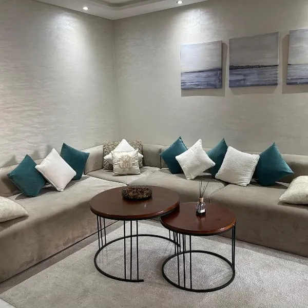 Miramare Cosy appartement pied dans l'eau avec piscine, hotel in Mohammedia
