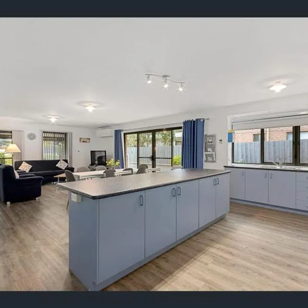 Cheerful 3 Bedroom House with cozy wood fire., hotel in Inverloch