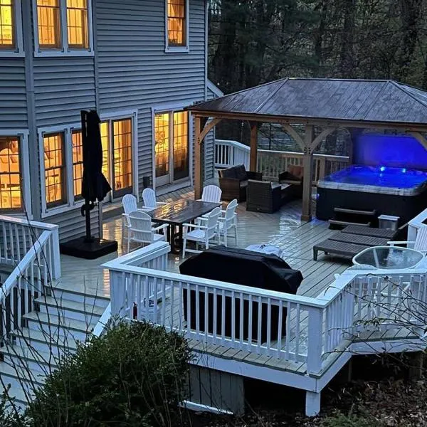 LakePath Beach House - XL hot tub, walk to beach, hotel a Coloma