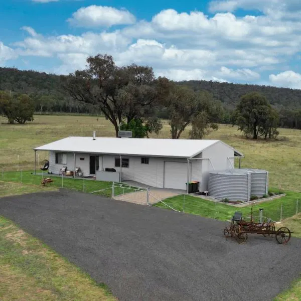 Kangarooby Cottage - A Peaceful Off-grid Escape, hotel in Cowra