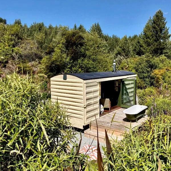 The Box Car with Outdoor Private Bath, hotel v destinaci Closeburn