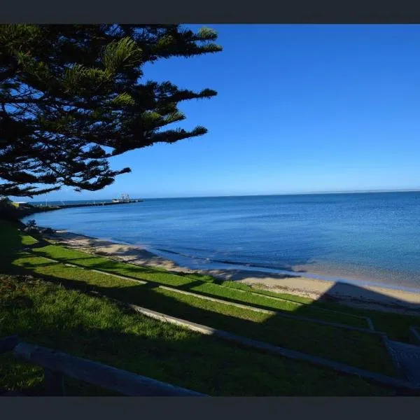 Bay Lodge 1-Pay Half then pay the other half on arrival Cheapest in Kangaroo Island in Esplanade on Buller St Kingscote, готель у місті Кінгскот
