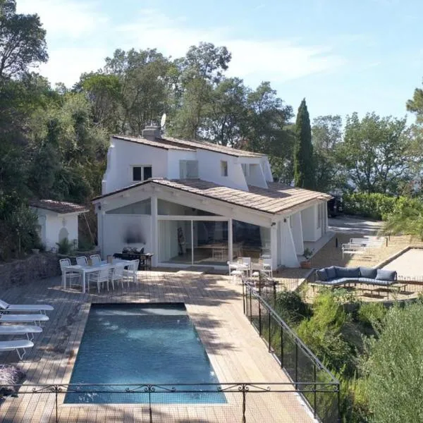 Villa Ormarine, vue exceptionnelle sur la baie de Cannes et le Mercantour, hotel in Les Adrets de l'Esterel