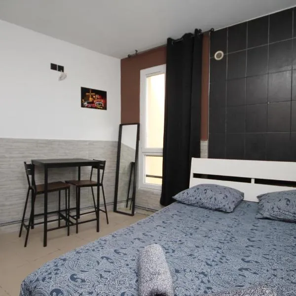 04 - Chambre avec lit double proche Paris et transports WIFI, hotel in Saint-Denis