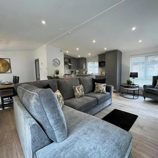The Luxurious Langdale 6 Lodge at Park Dean White Cross Bay, Lake Windermere, hotel v destinaci Windermere
