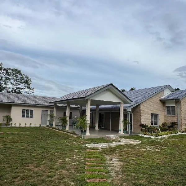 Sunny Lake House - Entire bungalow, 5 rooms, 16 persons, hotel v destinaci Behrang Hulu