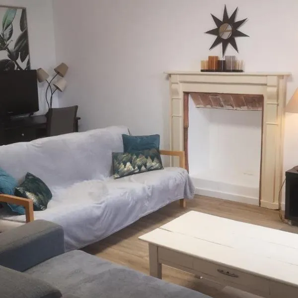 MAISON DANS LE CHARMANT VILLAGE DE LA VRAIE-CROIX, hotell i La Vraie-Croix