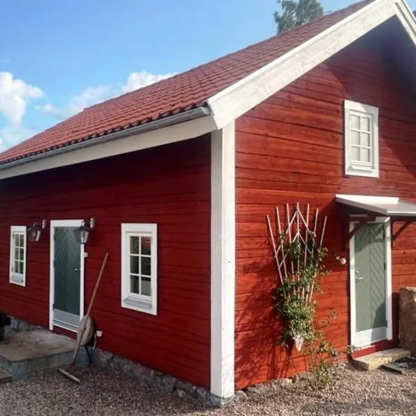 Nyrenoverad stuga nära naturen, hotel in Björsäter