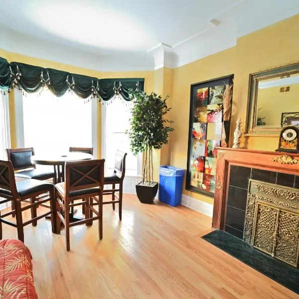 City Villa Sleeps 10-20 Free TV & Parking, hotel v destinaci Chicago