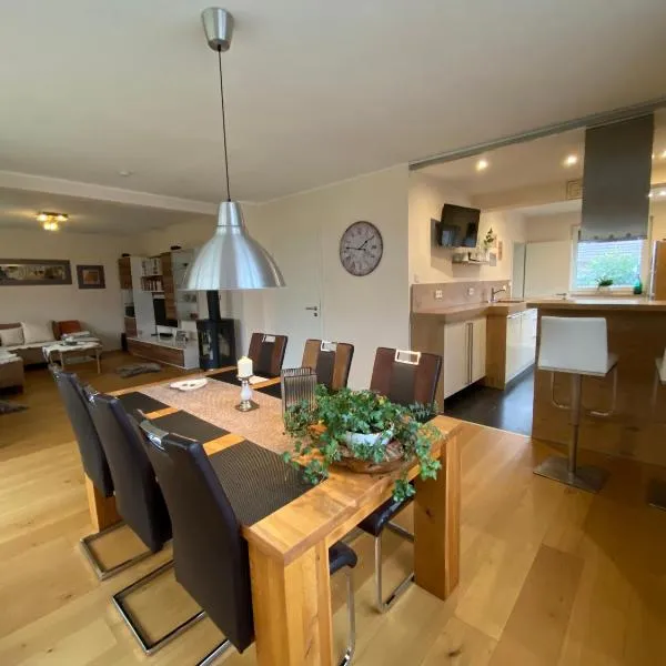 Haus Ostend Ganzes Ferienhaus mit Garten ideal für zwei Erwachsene und zwei Kinder, hotel in Espelkamp