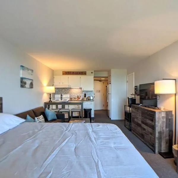 Cute Cedar Lodge Studio with Balcony & Lake Views!, hotel in Laconia