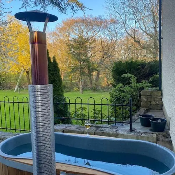 Luxurious & Tranquil staycation - w/ Hot Tub!, hotell i Burneside