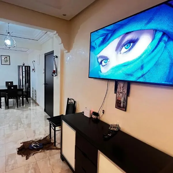 Magnifique Appartement spacieux confort propre familial 2 chambres salon et salle a manger a 20mn a pied de place jemaa el fina 4 piscines dans espace de Golf a 12 mn en voitures l entree est gratuit pour la clientele ouvert entre 10h et 20h, hotel v Marrákéši