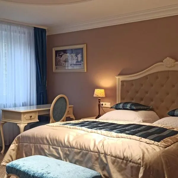 Hotel Waldblick BSR Garten mit Pavillons im Schwarzwald, ideal für Paare, Familien, Hunde, hotel in Donaueschingen