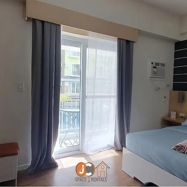 Amani Grand Resort Residences by JC SpaceRentals balcony pool view, Ground floor, 5mins from airport, free WIFI, NETFLIX, Hotel in Pusok