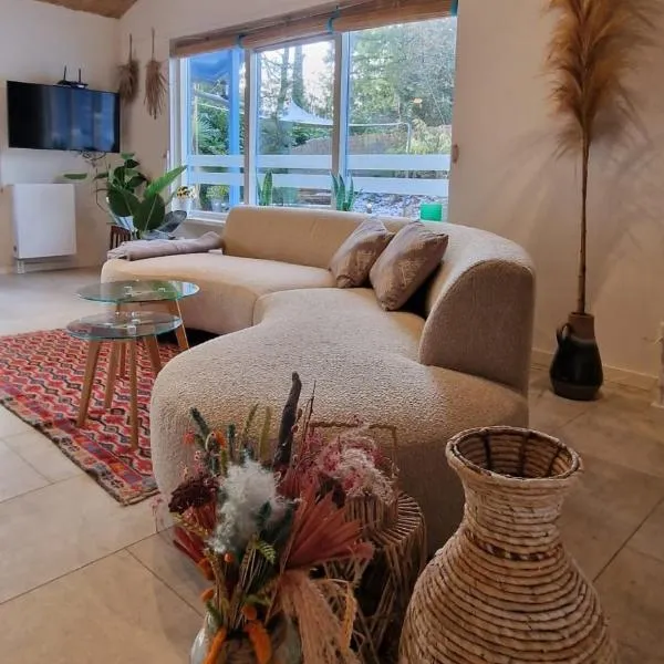 ZEN-bungalow NO 2 met sauna en hottub, hotel v destinaci Rheezerveen