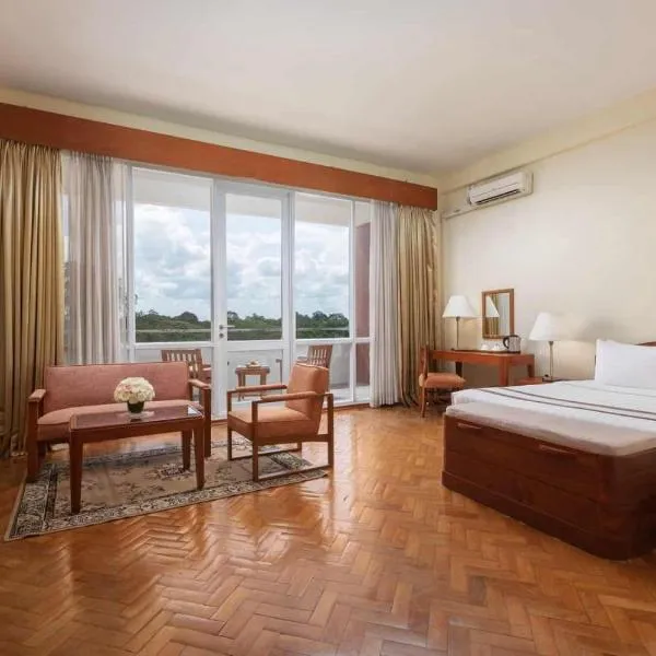 Inya Lake Hotel: Yangon şehrinde bir otel