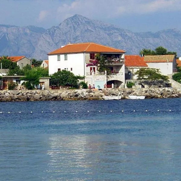 Apartments Bartul, hotel in Sućuraj