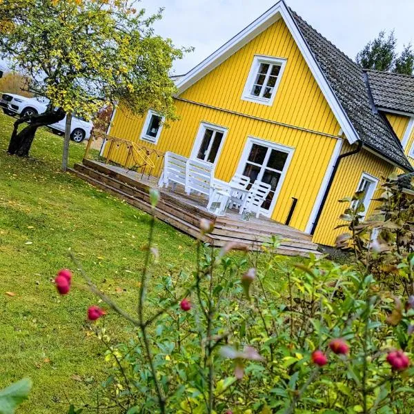 Obstgarten Mörlunda, 5 min zum Badesee, Småland, Sauna, hotel in Mörlunda