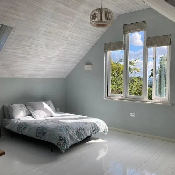 Bright, airy Annex in village with stunning views, hotel v destinaci Stroud