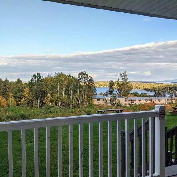 Cute Lower Level Cedar Lodge Room with Balcony & Lake Views!, khách sạn ở Laconia