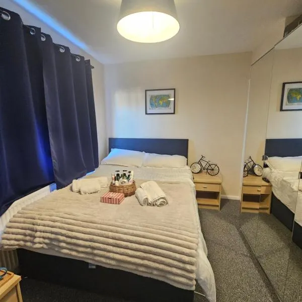 Double bedroom located close to Manchester Airport, hotel di Wythenshawe