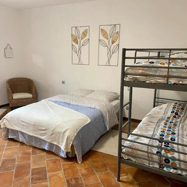 Ecolodge de 94m2 au calme dans la campagne، فندق في أورانج